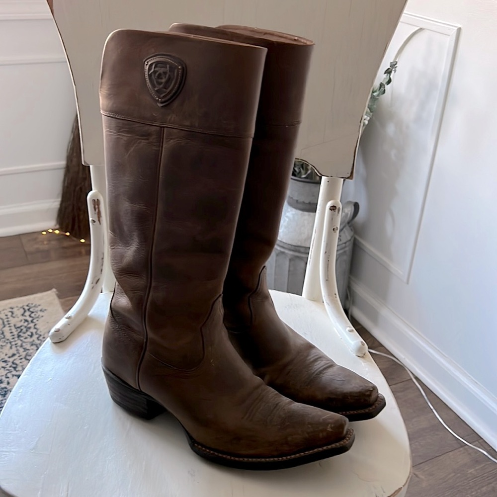 Beautiful pair of brown rustic Ariat pointed toe cowgirl boots.